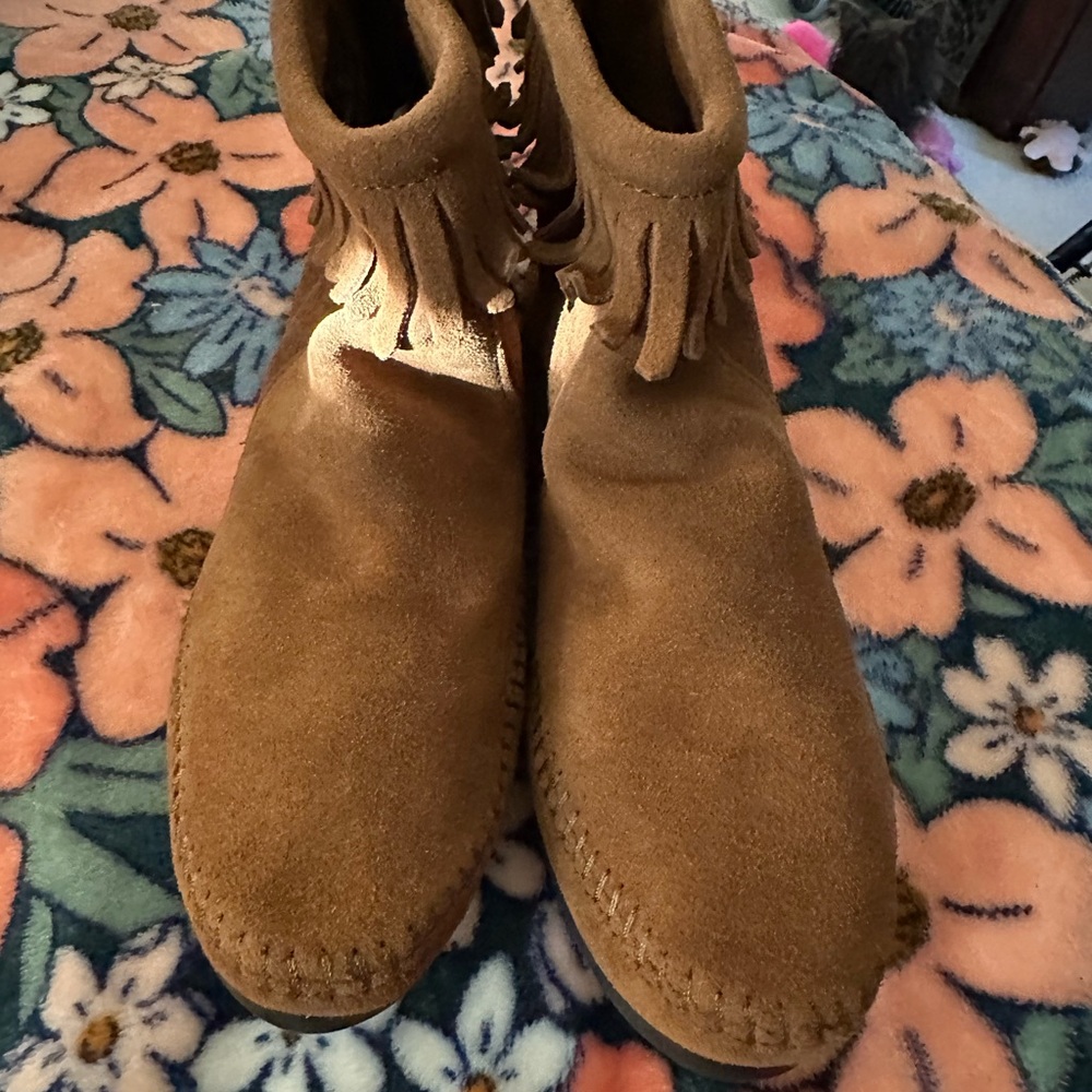 Minnetonka Brown suede ankle fringe booties moccasins. Back zip NEW SZ 8